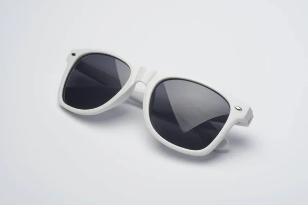 Tiro Close Óculos Sol Brancos Plástico Superfície Branca — Fotografia de Stock