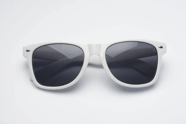 Primer Plano Gafas Sol Plástico Blanco Superficie Blanca — Foto de Stock