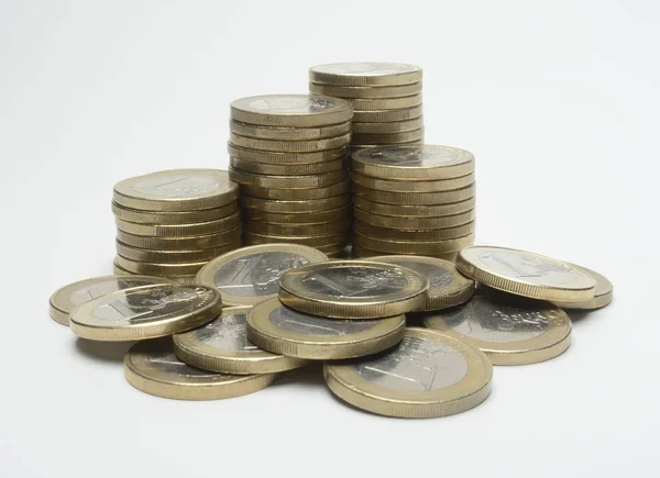 杭と白い表面にユーロ硬貨のスタックのクローズ アップ撮影 — ストック写真