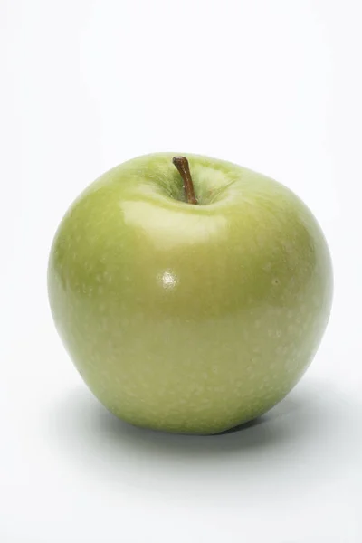 Gros Plan Pomme Verte Fraîche Sur Surface Blanche — Photo
