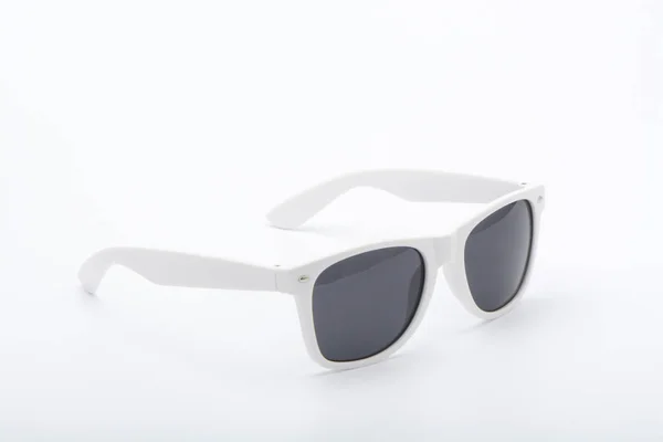 Primer Plano Gafas Sol Blancas Superficie Blanca — Foto de Stock