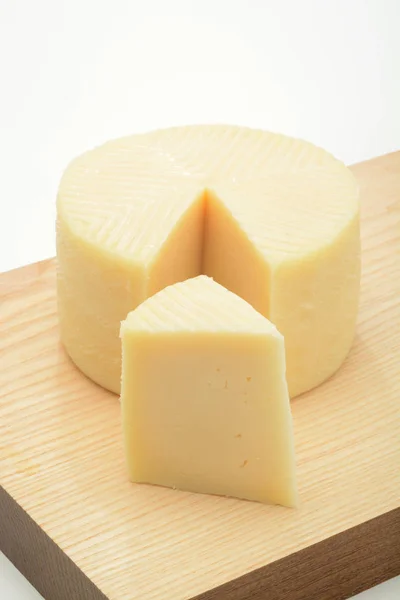 Detailní Záběr Lahodný Plátkový Sýr Dřevěné Prkénko Bílý Povrch — Stock fotografie