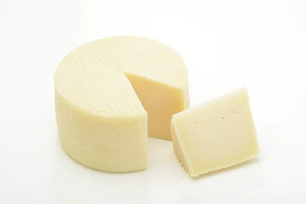 白い表面上のおいしいチーズ ヘッドのクローズ アップ撮影 — ストック写真