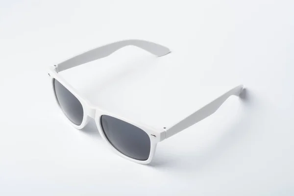 Primer Plano Gafas Sol Blancas Moda Superficie Blanca — Foto de Stock