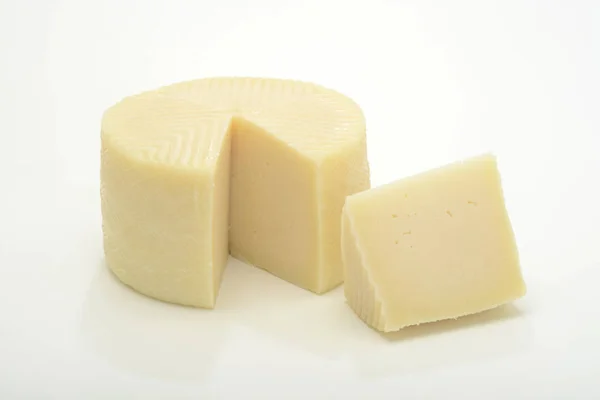 白い表面にスライス チーズ頭のクローズ アップ撮影 — ストック写真