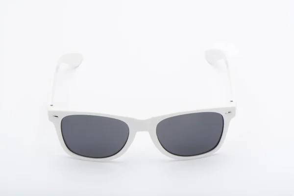 Primer Plano Gafas Sol Blancas Superficie Blanca —  Fotos de Stock