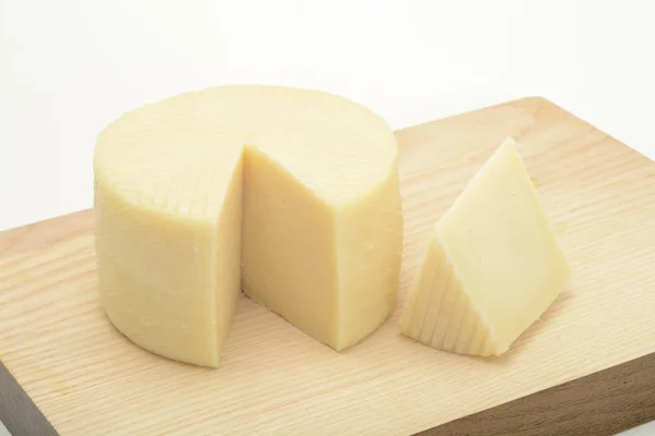 Detailní Záběr Hlavy Plátkový Sýr Dřevěné Prkénko Bílém Stole — Stock fotografie