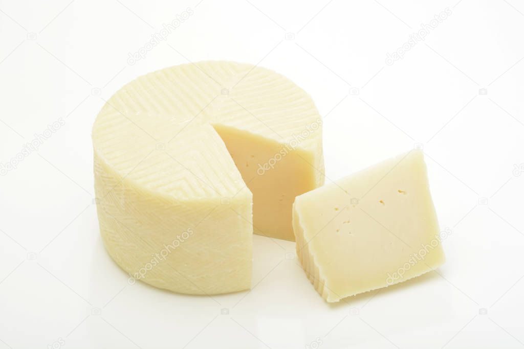 primer plano de deliciosa cabeza de queso en la superficie blanca 2023