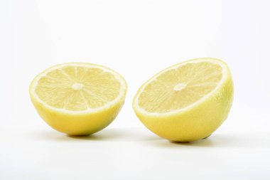beyaz üzerine taze sulu limon