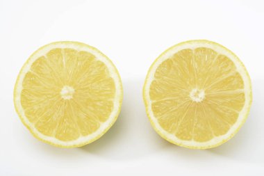 beyaz üzerine taze sulu limon