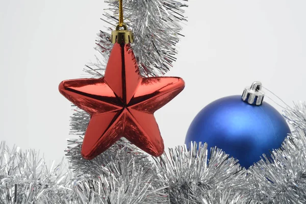 Décorations de Noël, étoile rouge et boule bleue — Photo