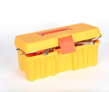 beyaz zemin üzerinde araç kutusu