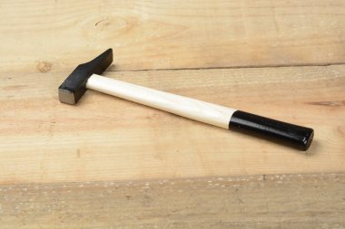 Yakın ahşap arka plan üzerinde çekiç 
