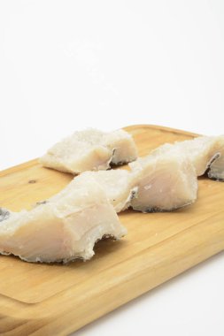 Mutfak masasının üzerinde kurutulmuş ve tuzlanmış morina