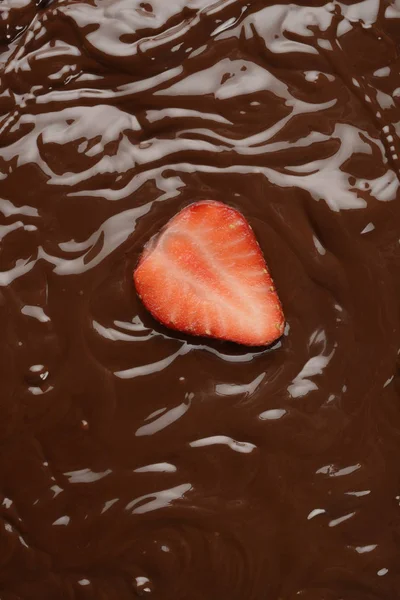 Flüssige Schokolade Und Geschnittene Erdbeeren — Stockfoto