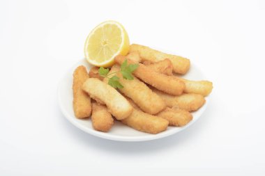 Beyaz arka planda bir çanak üzerinde fl, kalamarı kalamar şeritler