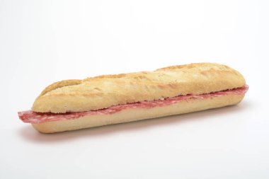 Beyaz arkaplanda sosisli sandviç