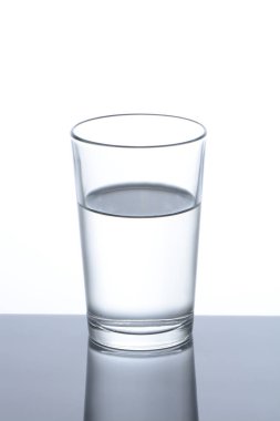 Beyaz arkaplanda bir bardak su
