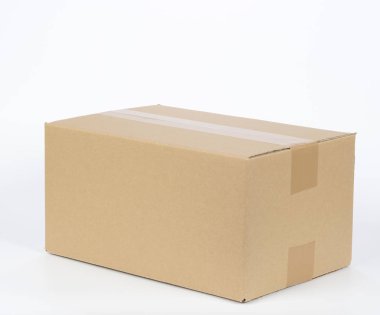 Beyaz arkaplanda karton kutu