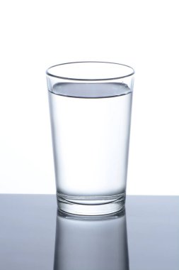 Beyaz arkaplanda bir bardak su