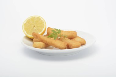 Beyaz arka planda bir çanak üzerinde fl, kalamarı kalamar şeritler