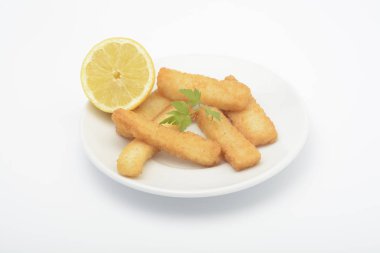 Beyaz arka planda bir çanak üzerinde fl, kalamarı kalamar şeritler