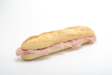 Jambonlu sandviç beyaz zemin üzerine