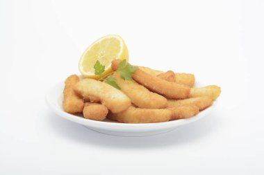 Beyaz arka planda bir çanak üzerinde fl, kalamarı kalamar şeritler