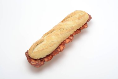 Beyaz arkaplanda sosisli sandviç