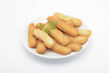 Beyaz arka planda bir çanak üzerinde fl, kalamarı kalamar şeritler