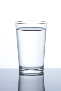 Beyaz arkaplanda bir bardak su