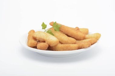 Beyaz arka planda bir çanak üzerinde fl, kalamarı kalamar şeritler