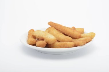 Beyaz arka planda bir çanak üzerinde fl, kalamarı kalamar şeritler