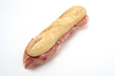 Jambonlu sandviç beyaz zemin üzerine