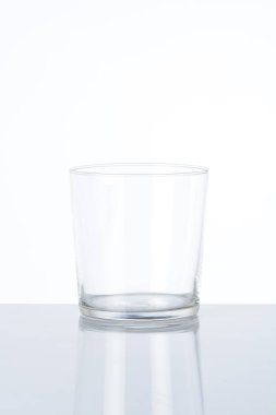 Beyaz arkaplanda boş bardak