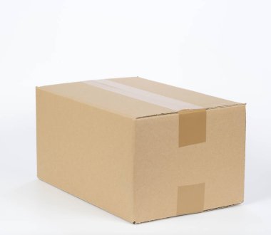 Beyaz arkaplanda karton kutu