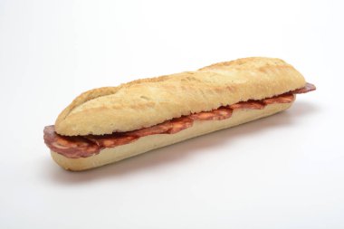 Beyaz arkaplanda sosisli sandviç