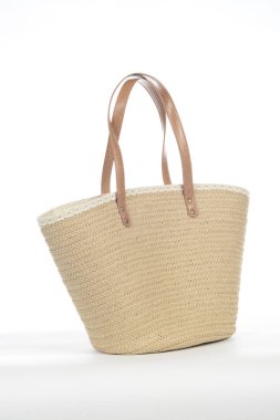 Hasır plaj çantası beyaz arka plan üzerinde