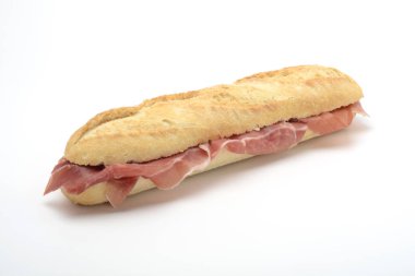 Jambonlu sandviç beyaz zemin üzerine