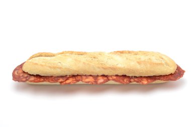 Beyaz arkaplanda sosisli sandviç