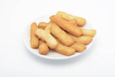 Beyaz arka planda bir çanak üzerinde fl, kalamarı kalamar şeritler