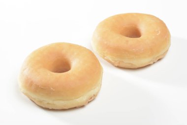 Beyaz arka planda taze çörek