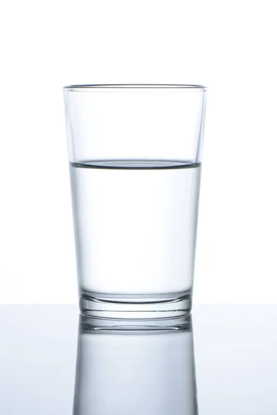 Vidro Água Sobre Fundo Branco — Fotografia de Stock