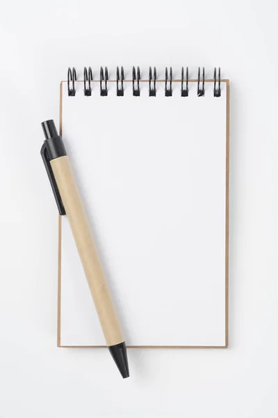 一个空笔记本和一支笔白色背景 — 图库照片
