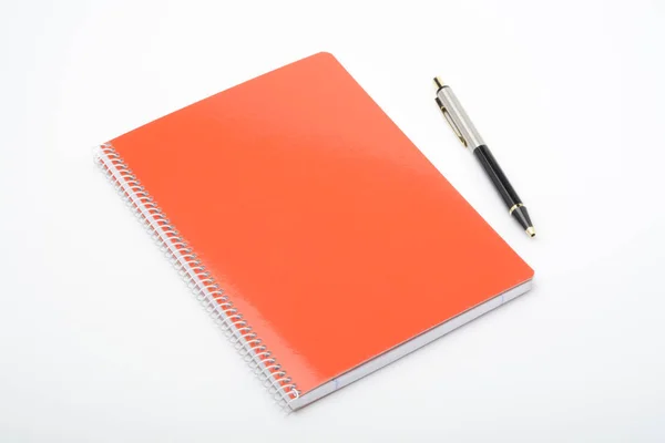 Orangefarbenes Notizbuch Und Stift Auf Weißem Hintergrund — Stockfoto