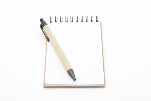 Leeres Notizbuch und ein Stift — Stockfoto