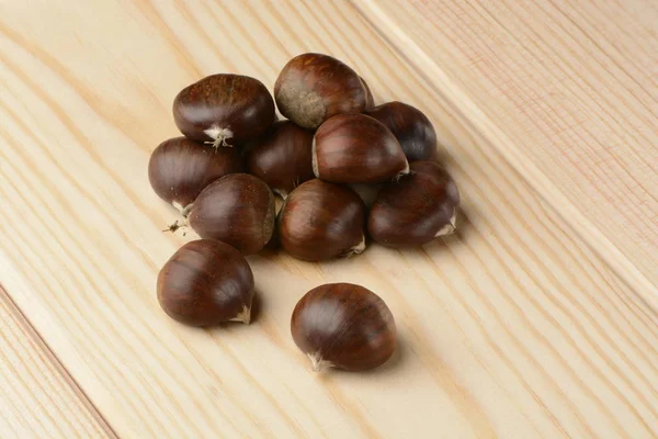 Raw chestnuts — Stock Photo, Image