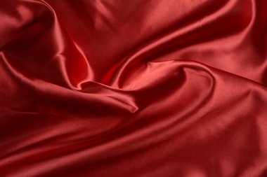 Kırmızı kumaştaki şekiller ve hacimler