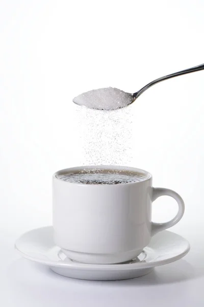 Zucchero che cade da un cucchiaio — Foto Stock