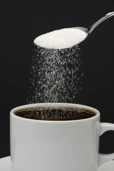 Suiker vallen van een lepel — Stockfoto